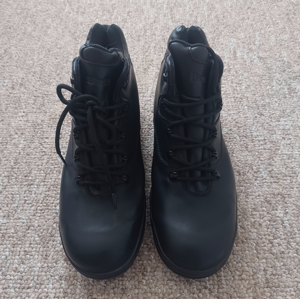 "Goodyear" Men's Black Workboots Brand New! Wore Once! Slip Resistant.